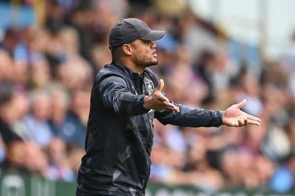 Vincent Kompany Manager Burnley Gives His Team Instructions — Stockfoto