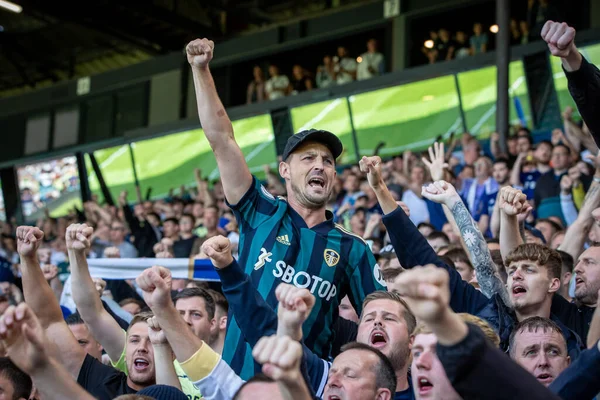 Leeds United Supporters Cheer Team Game — Stockfoto