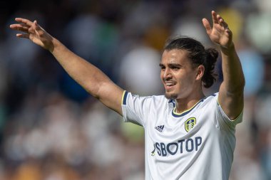 Pascal Struijk #21 of Leeds United gestures during the game 