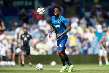 Carney Chukwuemeka #30 of Chelsea during the pre match warm up 