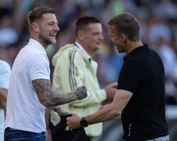 Liam Cooper Leeds United Embraces His Manager Jesse Marsch Game — Stockfoto