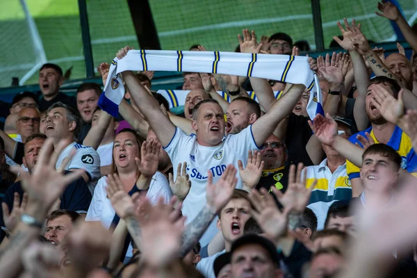 Leeds United Supporters Cheer Team Game — Stockfoto