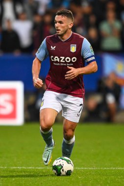 John McGinn #7 of Aston Villa makes a break with the ball