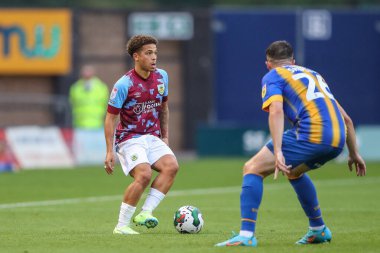 Manuel Benson Hedilazio #17 of Burnley controls the ball