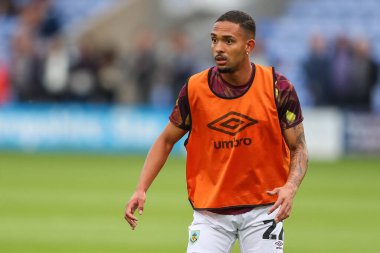 Vitinho #22 of Burnley warms up ahead of kick off