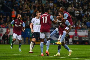 Danny Ings #9 of Aston Villa celebrates his goal to make it 1-2 with team mates