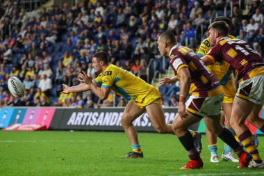 James Bentley #11 of Leeds Rhinos gets his pass away