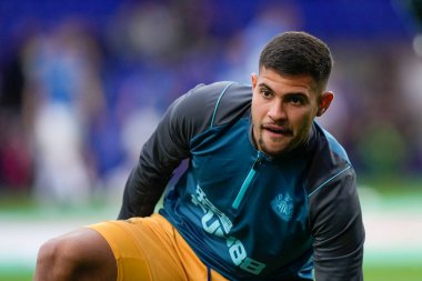 Bruno Guimares #39 of Newcastle United warms up before the game 