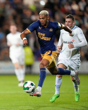 Joelinton #7 of Newcastle United makes a break