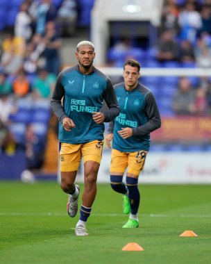 Joelinton #7 and Javi Manquillo of Newcastle United warm up before the game