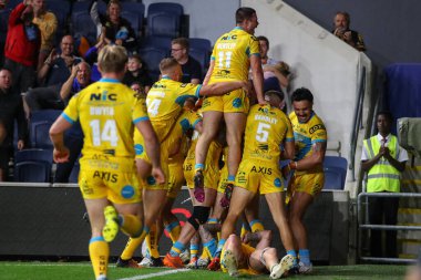 Blake Austin #6 of Leeds Rhinos celebrates his match winning try and James Bentley #11 of Leeds Rhinos joins in 