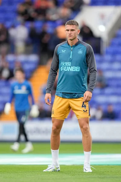 Sven Botman #4 of Newcastle United warms up before the game