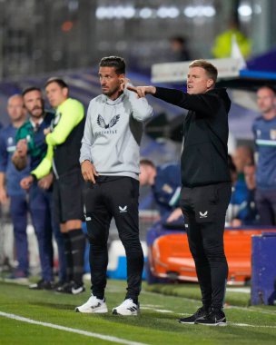 Eddie Howe manger of Newcastle United shouts instructions
