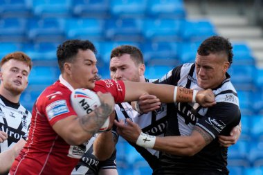 Tyler Dupree #32 of Salford Red Devils held by Kane Evans #16 of Hull FC
