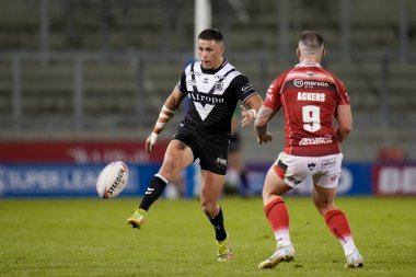 Will Smith #40 of Hull FC kicks through 