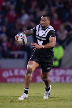 Ligi Sao #8 of Hull FC runs with the ball