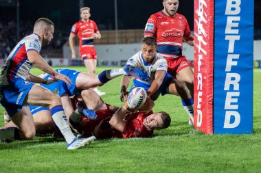 Matt Parcell #9 of Hull KR misses a late chance in the second half to score a try 