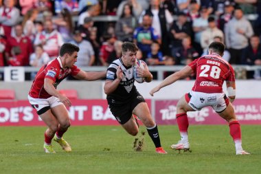 Connor Wynne #23 of Hull FC runs at the Salford defence 