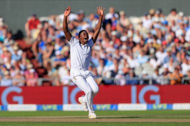Kagiso Rabada of South Africa makes an appeal against Zac Crawley of England but its not given 