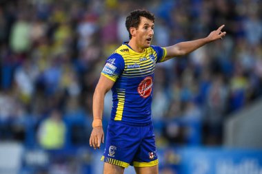 Stefan Ratchford #1 of Warrington Wolves gives his team instructions