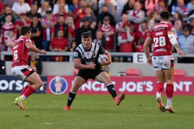 Connor Wynne #23 of Hull FC runs at the Salford defence 