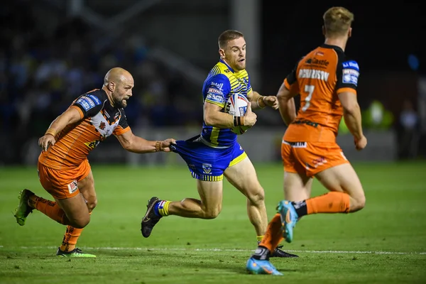 Matt Dufty Warrington Wolves Tackled Paul Mcshane Castleford Tigers — Stockfoto