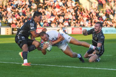 James Williams of Bristol Bears goes over for his try to make it 21-17