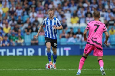 Mark McGuinness #34 of Sheffield Wednesday runs with the ball