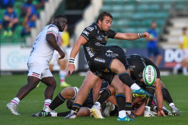 Rhodri Williams of Dragons Rugby,  clear the ball