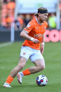Josh Bowler #11 of Blackpool makes a break with the ball