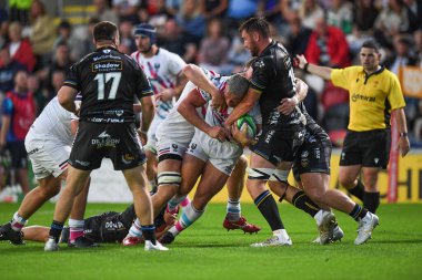 Max Lahiff of Bristol Bears takes on the Dragons defence