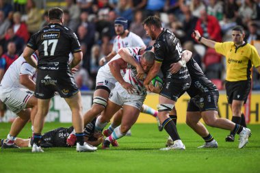Max Lahiff of Bristol Bears takes on the Dragons defence