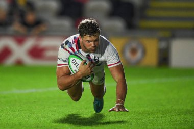Henry Purdy of Bristol Bears scores a breakaway try to make it 28-36 to Bristol.