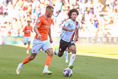 Jerry Yates #9 of Blackpool makes a break with the ball