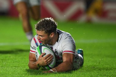 Henry Purdy of Bristol Bears scores his second breakaway try to make it 28-43 to Bristol.