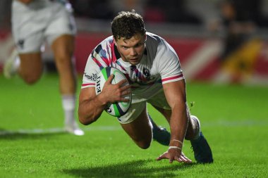 Henry Purdy of Bristol Bears scores his second breakaway try to make it 28-43 to Bristol.