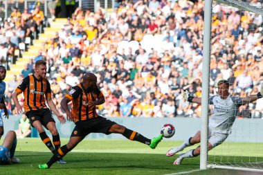 scar Estupin #19 of Hull City Shoots and scores a goal to make it 3-1 