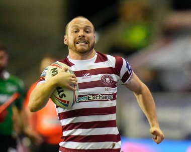 Liam Marshall #5 of Wigan Warriors breaks away to score