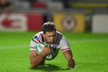 Henry Purdy of Bristol Bears scores a breakaway try to make it 28-36 to Bristol.
