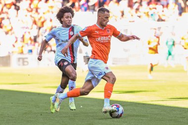 Jerry Yates #9 of Blackpool makes a break with the ball