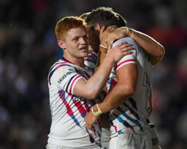 Harry Rowson of Bristol Bears celebrates with Henry Purdy of Bristol Bears following his try