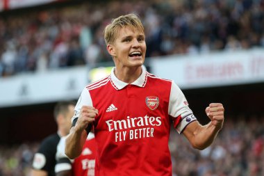 Martin degaard #8 of Arsenal celebrates as Gabriel scores to make it 2-1 