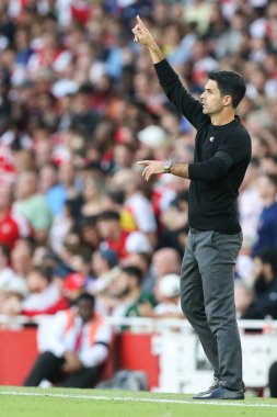 Arsenal manager Mikel Arteta issues instructions to his team 
