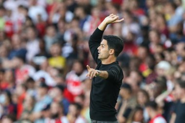 Arsenal manager Mikel Arteta issues instructions to his team 