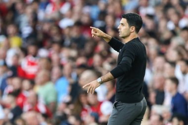 Arsenal manager Mikel Arteta issues instructions to his team 