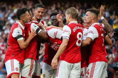 Arsenal players celebrate as Gabriel scores to make it 2-1 