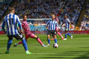 Barry Bannan #10 of Sheffield Wednesday passes the ball