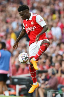 Bukayo Saka #7 of Arsenal controls the ball 