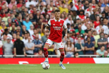 Ben White #4 of Arsenal on the ball