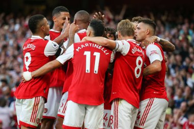 Arsenal players celebrate as Gabriel scores to make it 2-1 